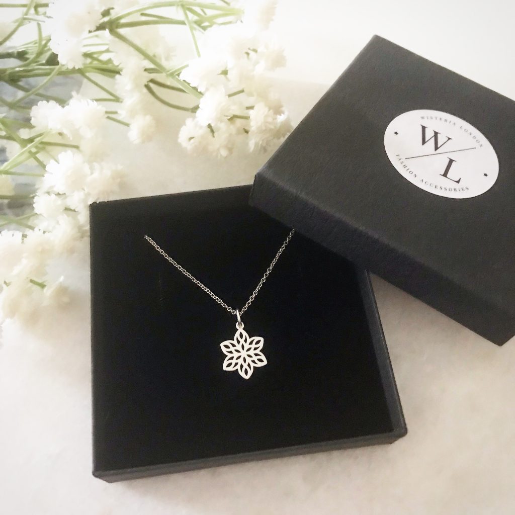 Beautiful Silver Flowers Necklace